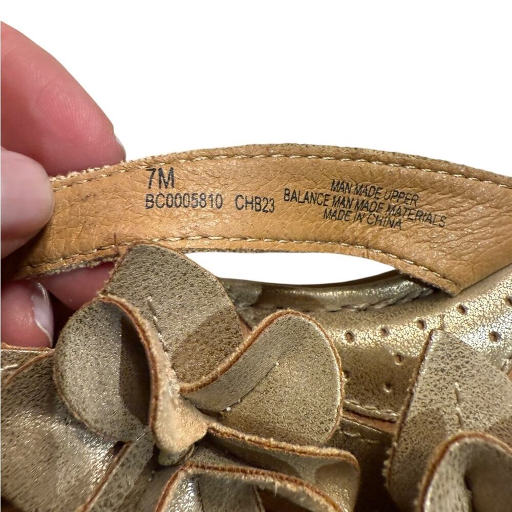 BOC Gold Floral Embellished Leather Thong Sandals Womens Size 7 - Picture 4 of 7